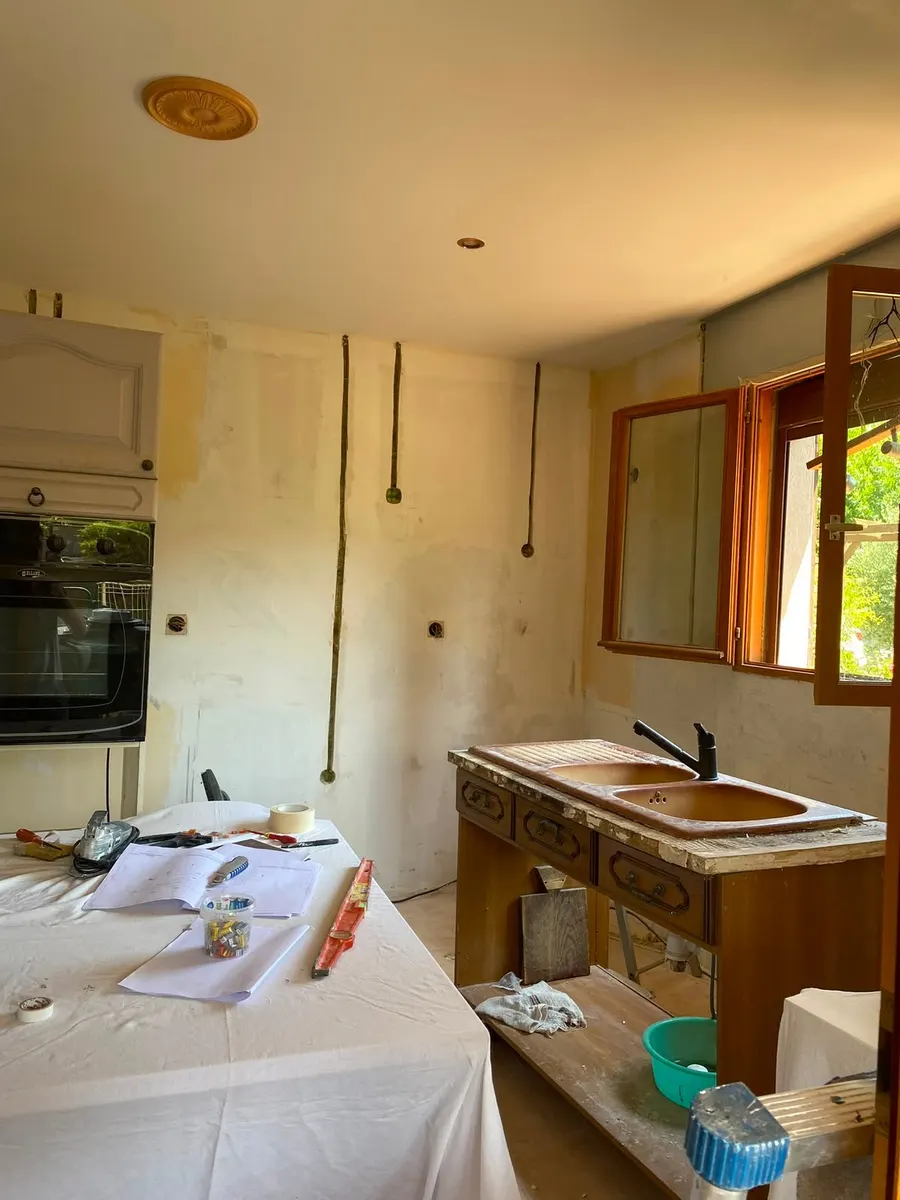 Cuisine avant travaux : passage des gaines électriques