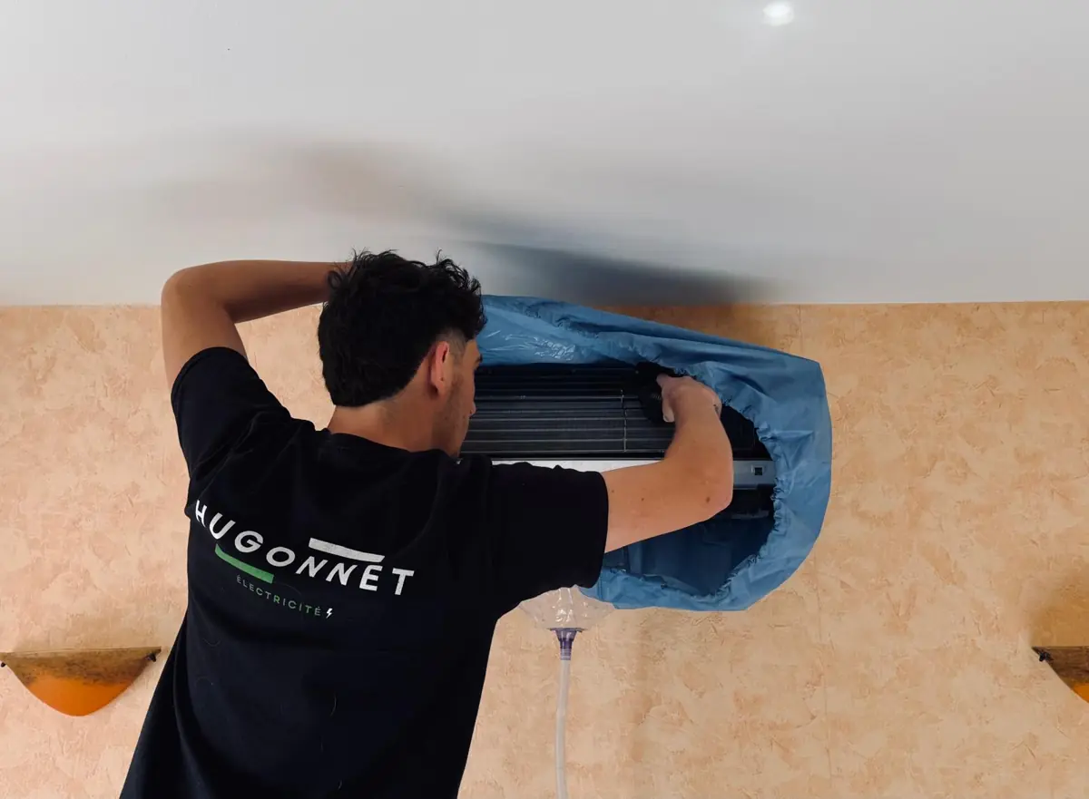 Nettoyage d'un split de climatisation sous housse de récupération à Arzens