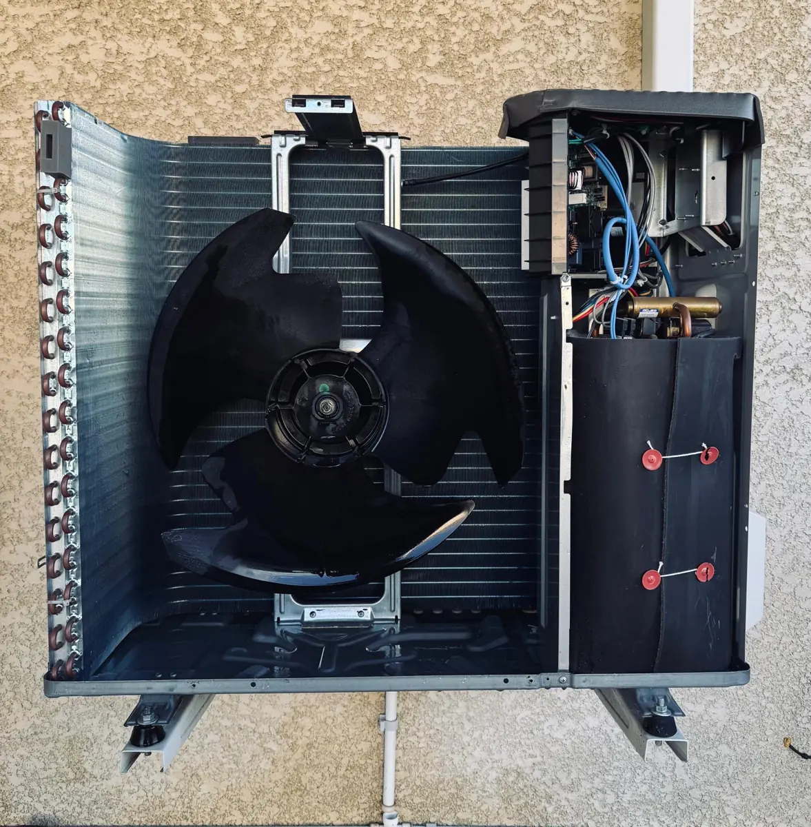 Unité extérieure ouverte : ventilateur et échangeur nettoyés