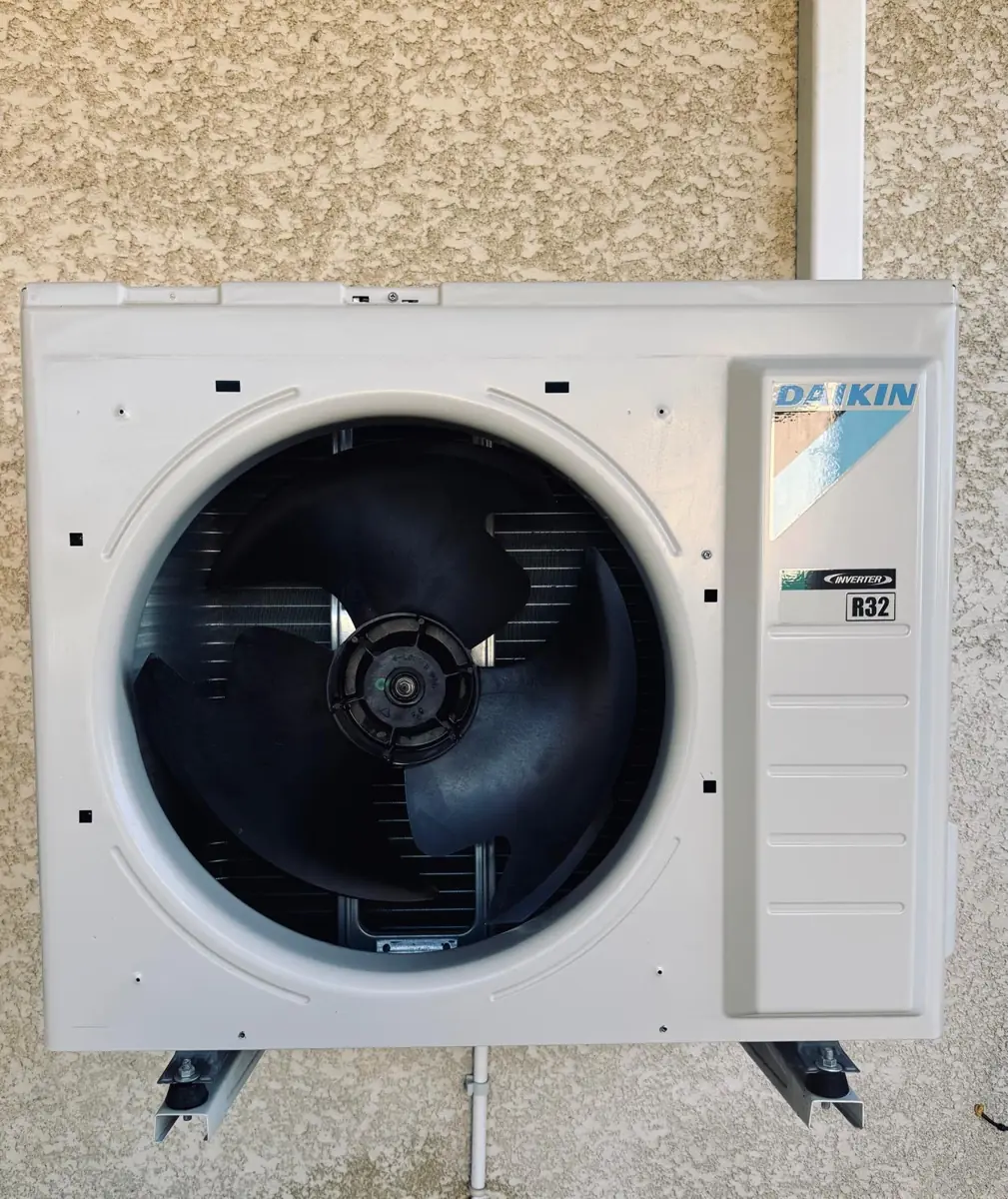 Unité extérieure Daikin propre après le nettoyage à Arzens