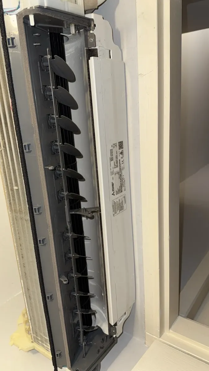 Split ouvert : volets de soufflage et turbine accessibles pour le nettoyage