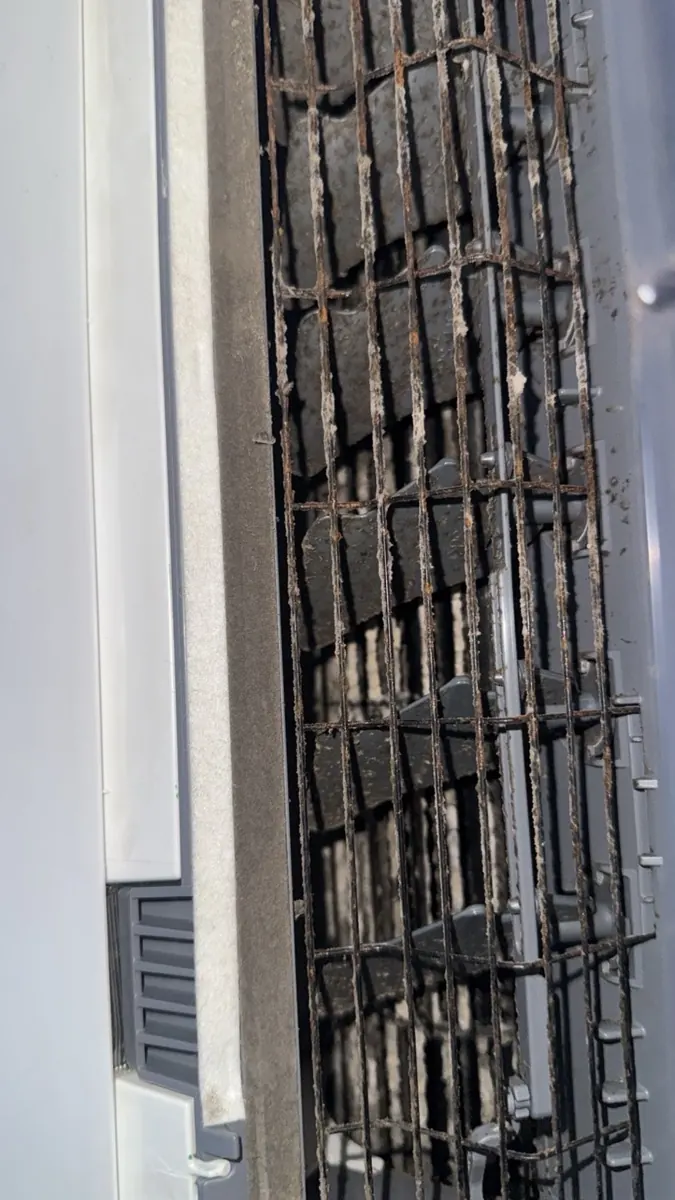 Grille et turbine du split très encrassées avant le nettoyage