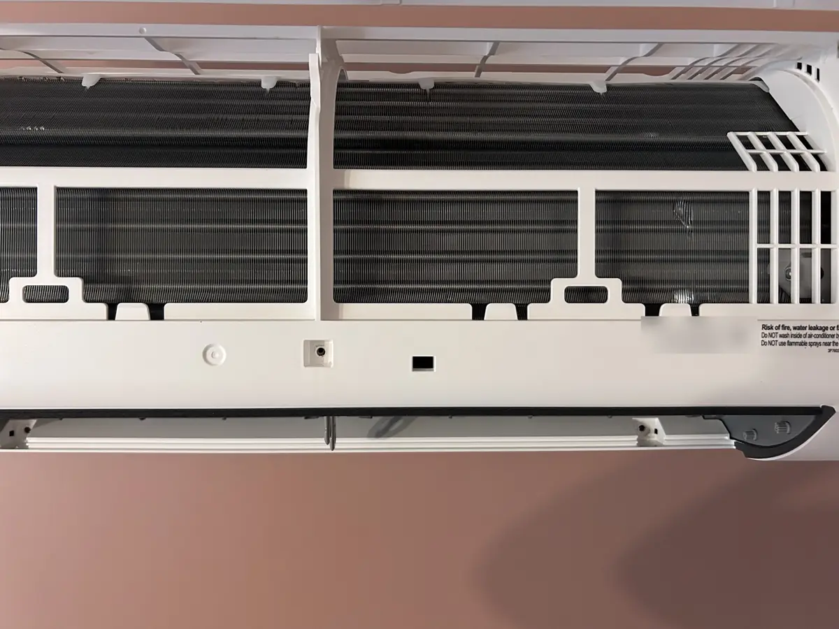 Échangeur d'un split intérieur accessible après dépose des filtres