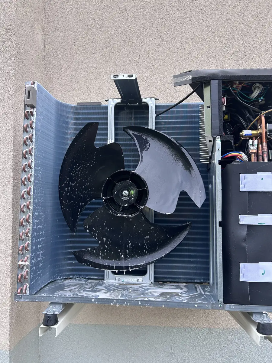 Nettoyage de l'unité extérieure d'une climatisation multisplit à Carcassonne : ventilateur et échangeur