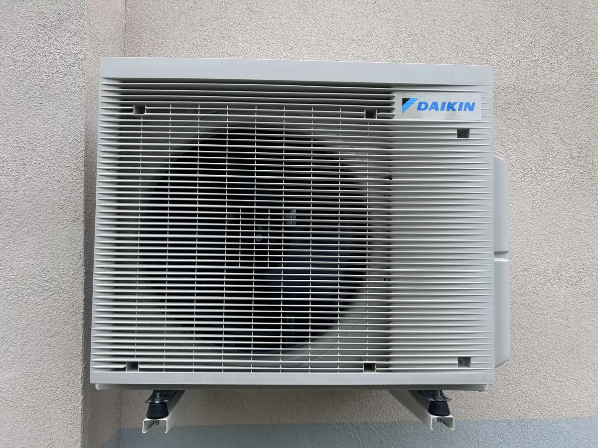 Unité extérieure Daikin remontée après le nettoyage