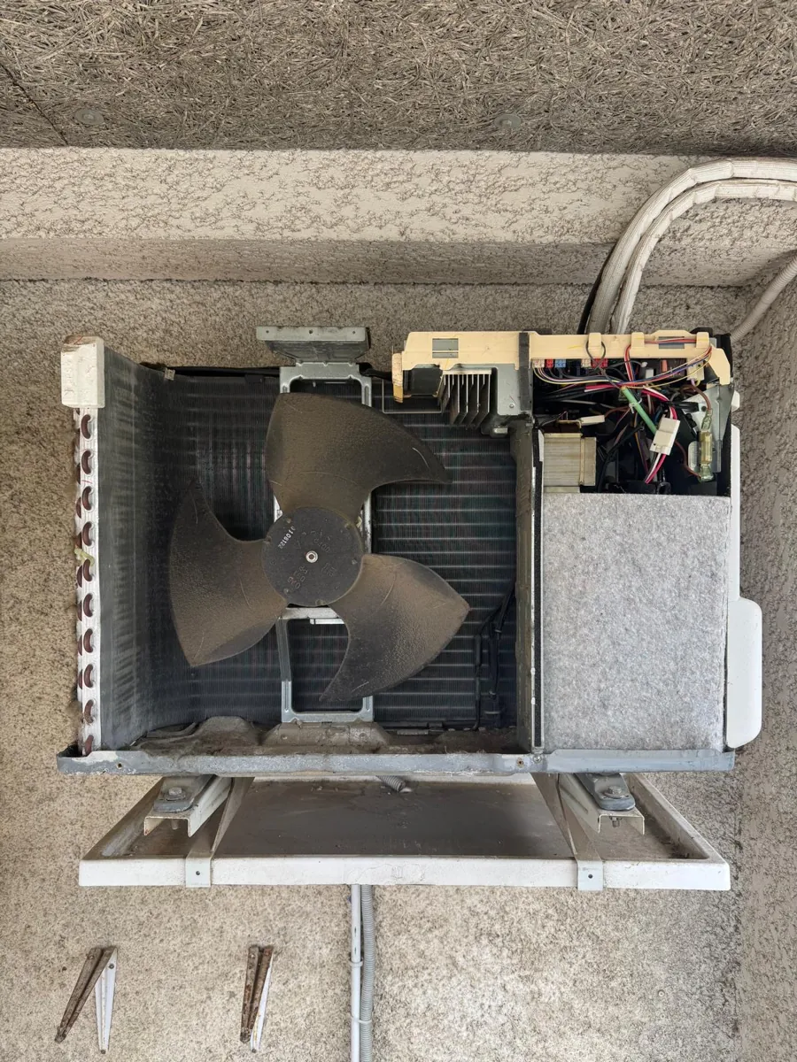 Unité extérieure de climatisation ouverte pour le nettoyage : ventilateur et échangeur