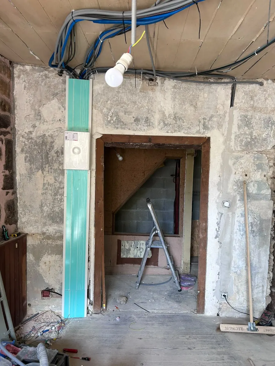 Passage des nouveaux câbles lors de la rénovation électrique